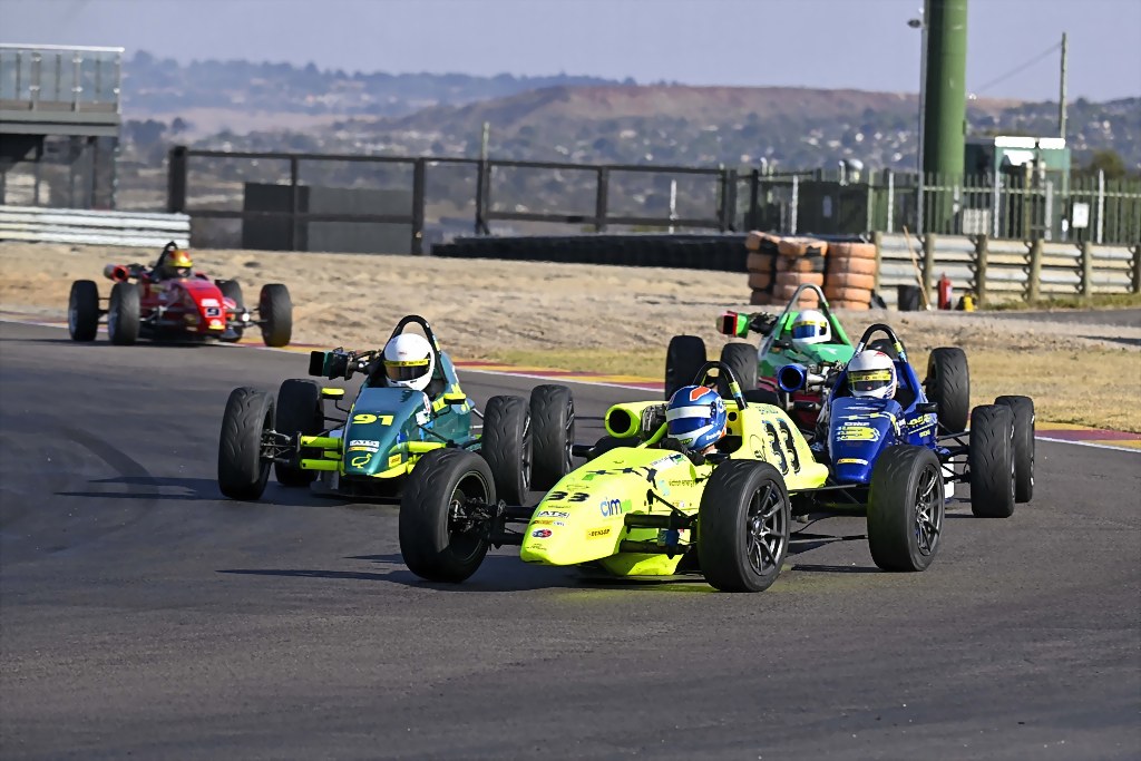 The DOE CIM Lubricants Formula Vee races always provide slip-streaming battles at Zwartkops, and Saturday’s races should be no exception. Picture: Dave Ledbitter